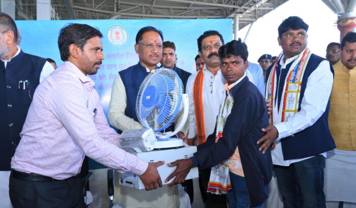 CM In Sukma: Chief Minister Sai distributed solar home light plant to 50 students of remote area of Sukma, the light of education will spread among the children of remote villages of Konta.